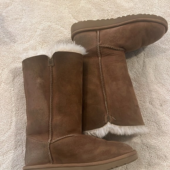 Ugg Girls' Bailey Button Triplet II Boots (Youth) - Picture 3 of 5